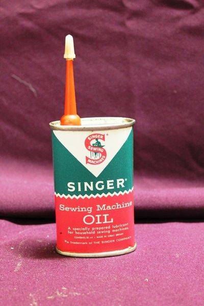 Vintage Singer Sewing Machine Oil 39 Cent Tin Can Advertising 